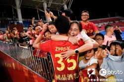 红红火火的欧洲足球赛事吸引无数球迷热情支持的简单介绍