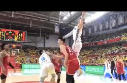 无解球员展现过人技术，击败对手