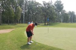 比赛中某队掌握机会凭借精湛表现打败对手