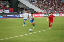 球员们在比赛中奋勇拼搏赢得掌声