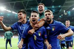 意大利队防守坚固，成功击败对手的简单介绍