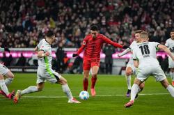 包含德甲联赛：拜仁慕尼黑轻松战胜沃尔夫斯堡的词条