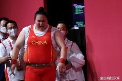 包含举重比赛中黑马崭露头角，多国选手表现出色的词条