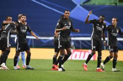 里昂球队险胜，保持不败纪录