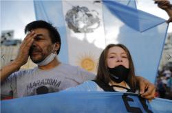 包含AC米兰球迷现场抗议，要求更换主教练的词条