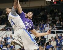 篮球比拼一触即发，体育场馆座无虚席