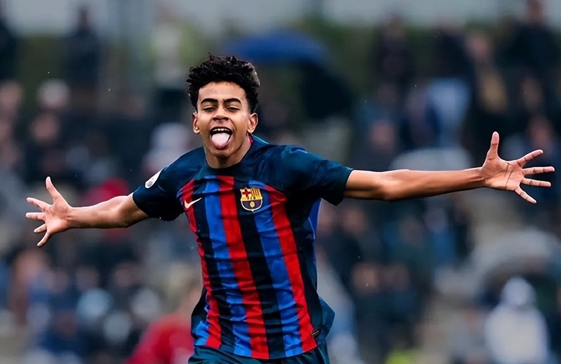 足球巨星带领球队闯入下一轮，实力值得期待