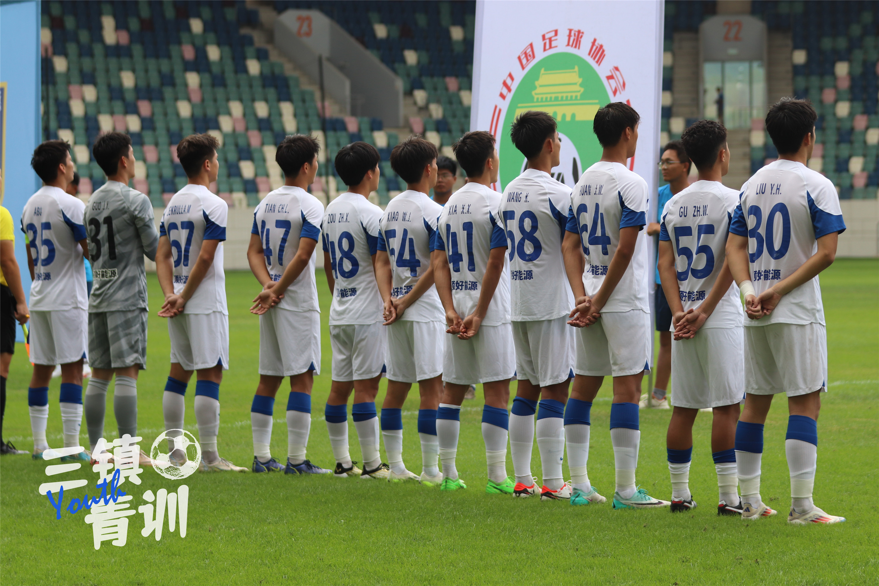 足球巨星带领球队闯入下一轮，实力值得期待