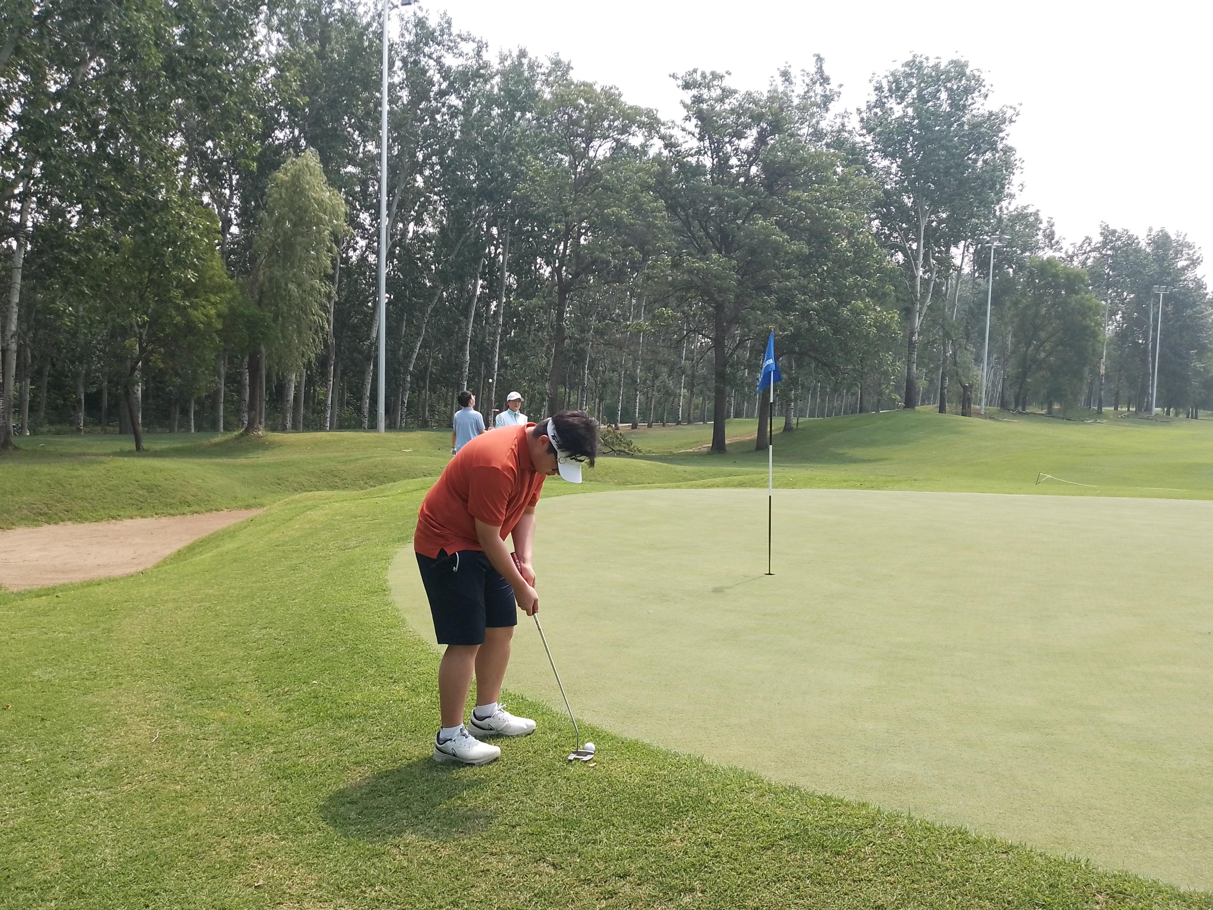 比赛中某队掌握机会凭借精湛表现打败对手