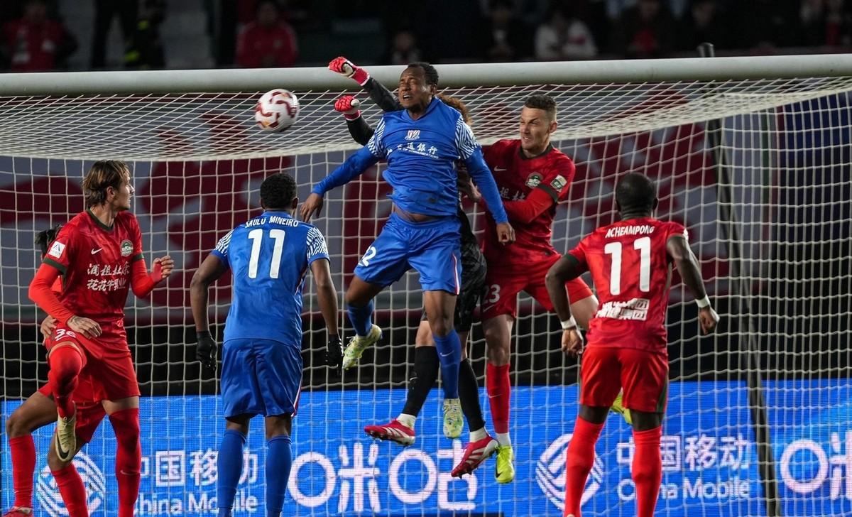 比赛中某队掌握机会凭借精湛表现打败对手