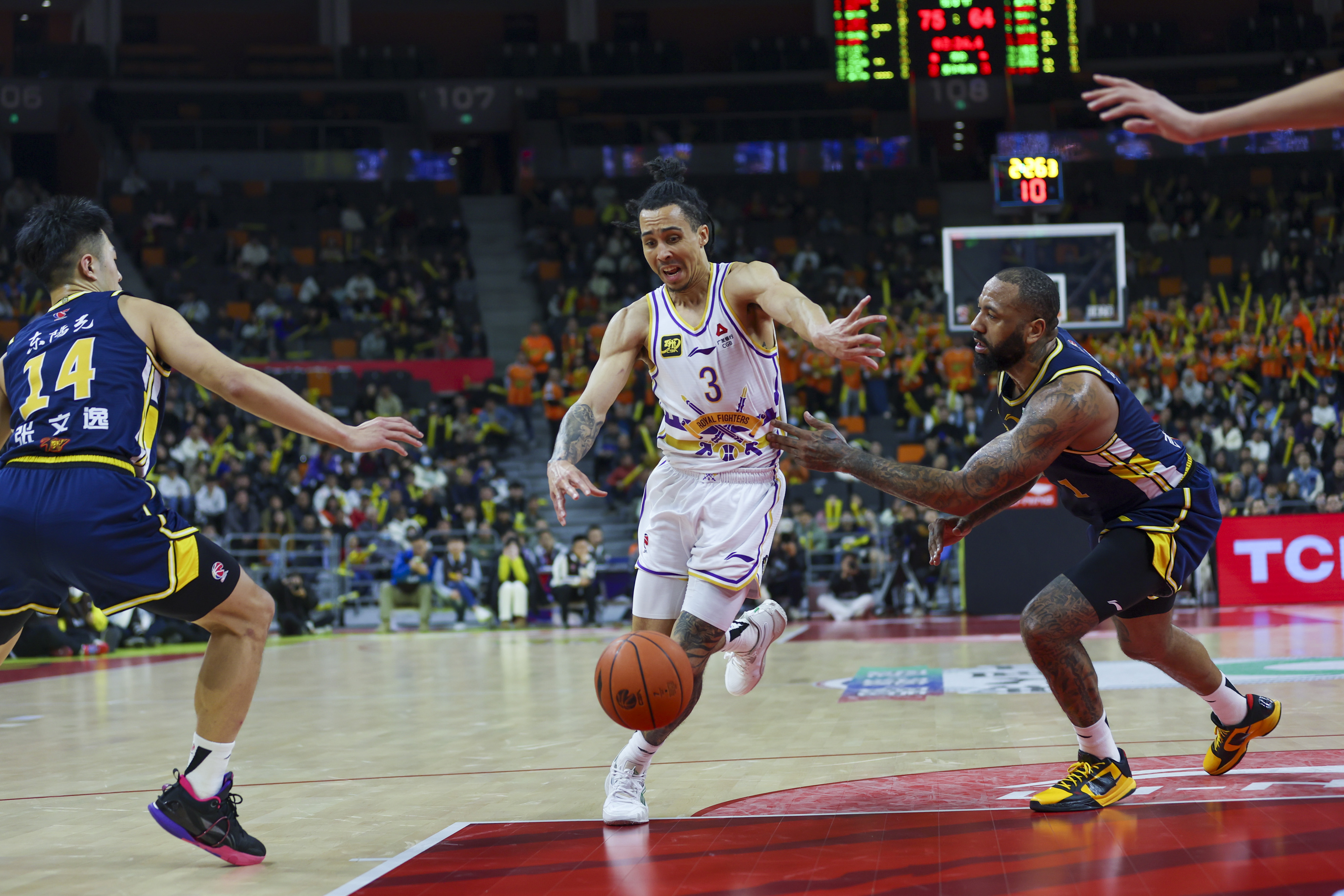 双方球队在顶级赛事中展开激烈的对决