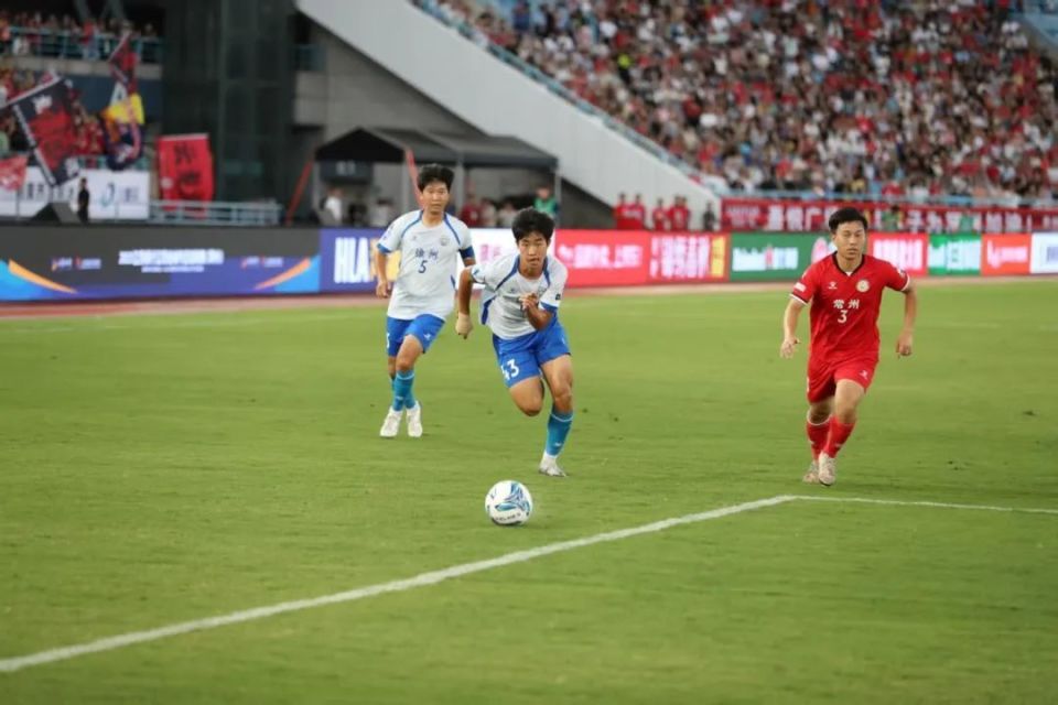 球员们在比赛中奋勇拼搏赢得掌声