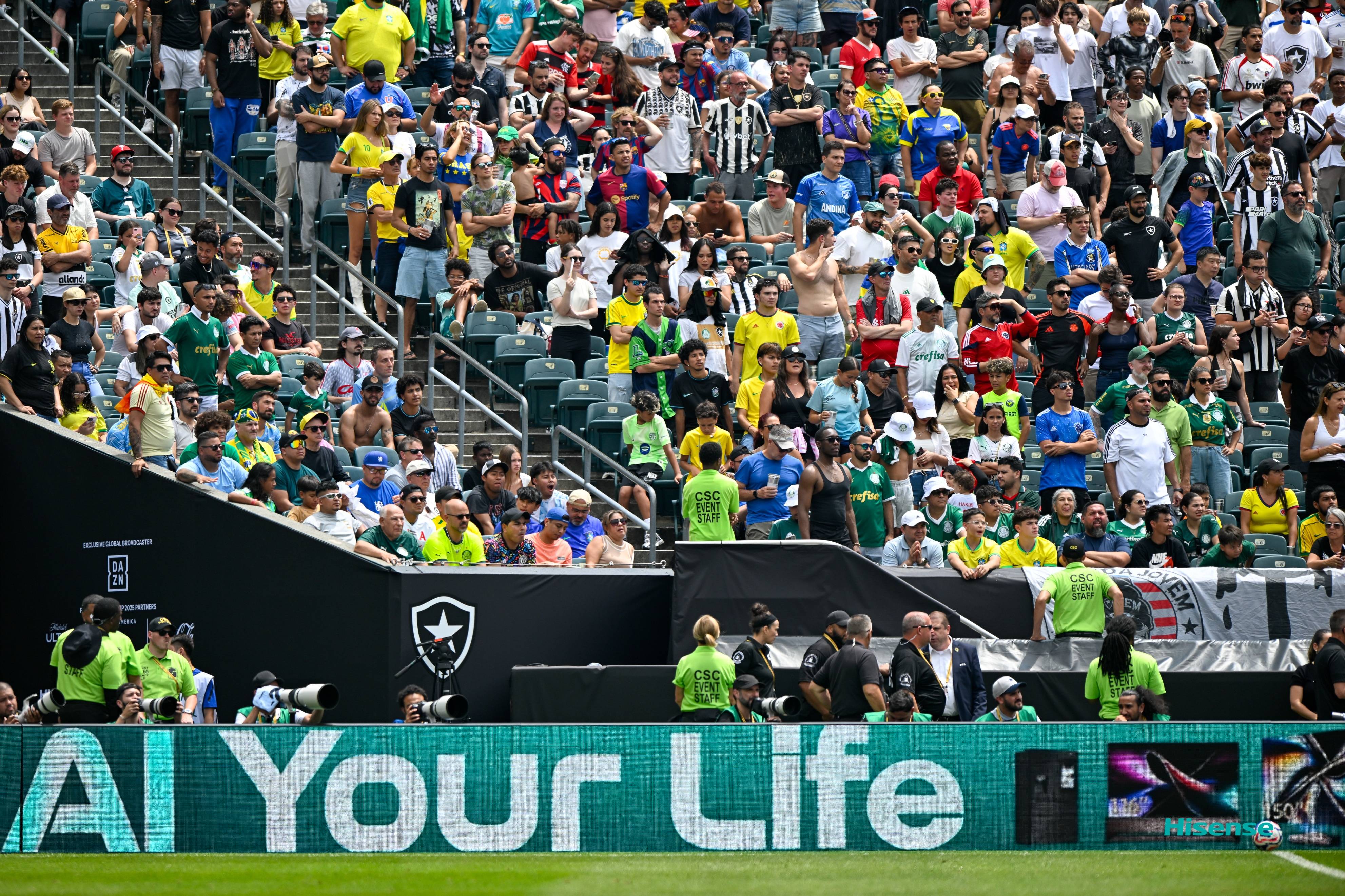 球员们在比赛中奋勇拼搏赢得掌声