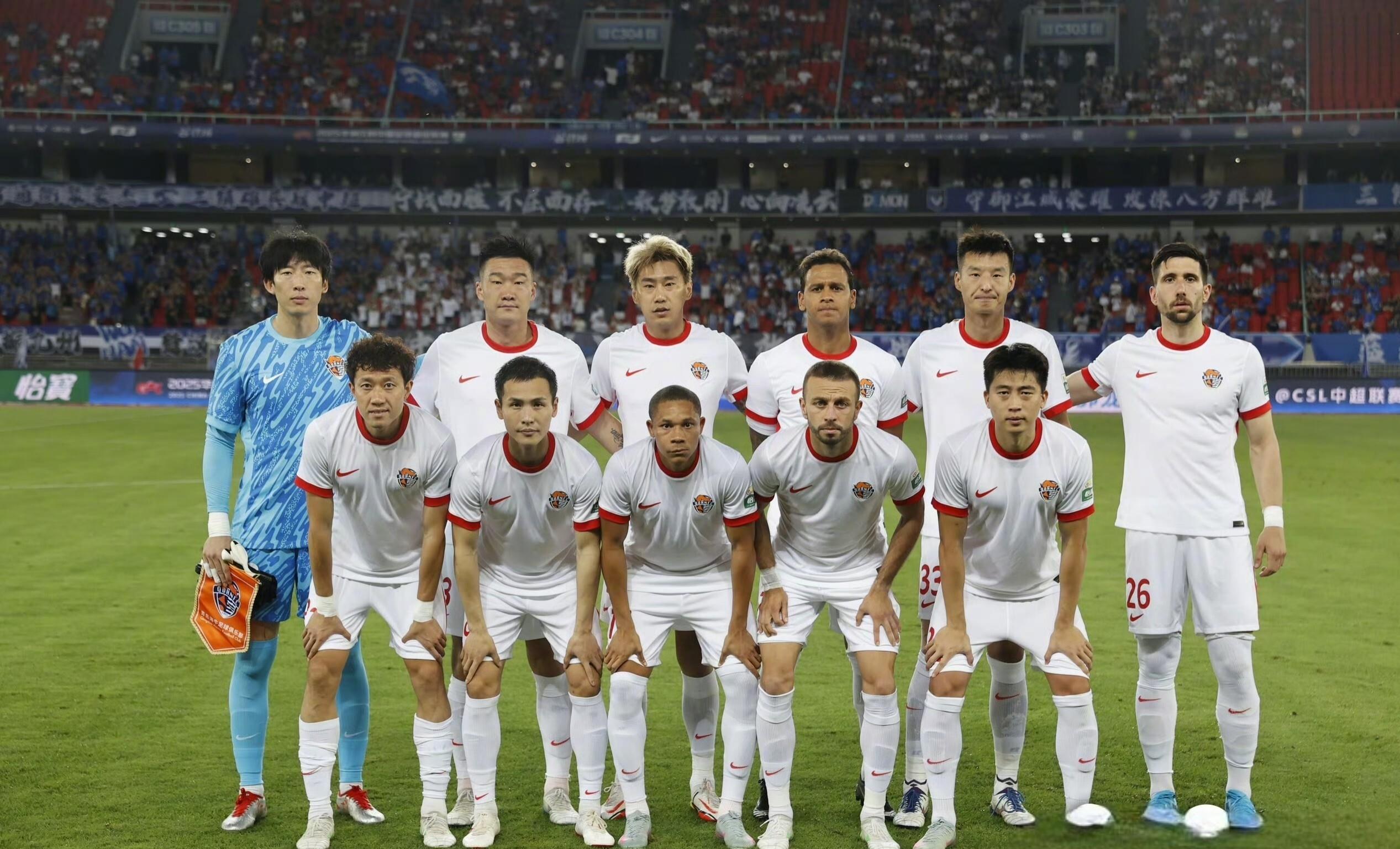 关于新援表现抢眼，助球队连胜在望的信息