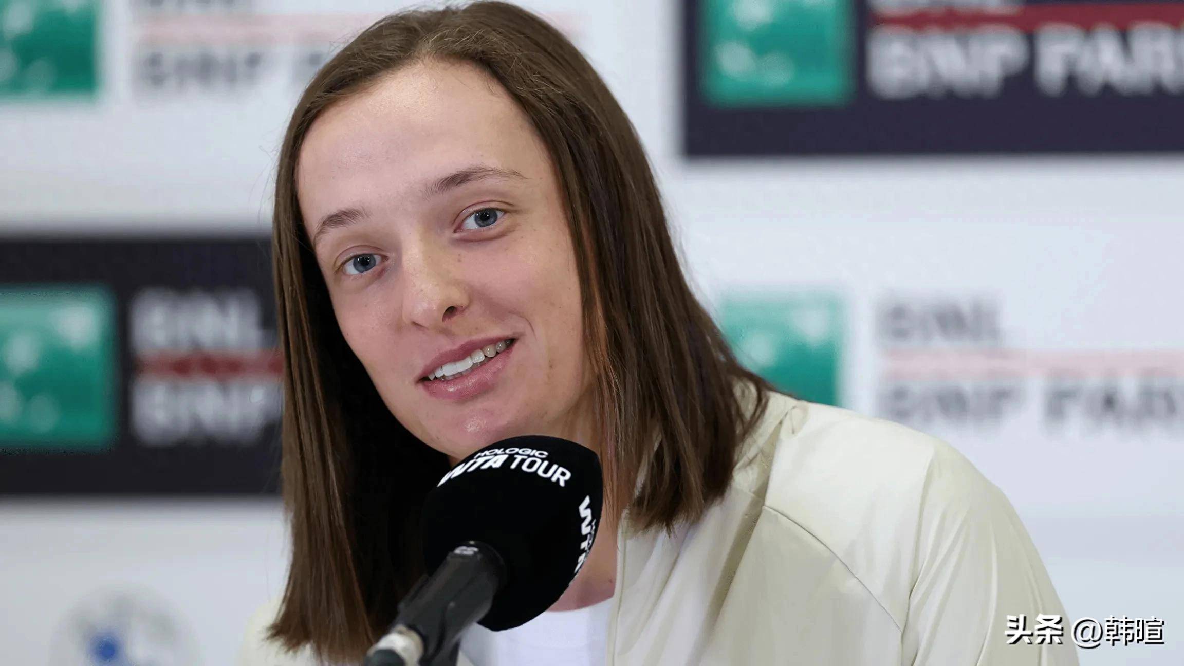 球员面对媒体采访，表态意气风发