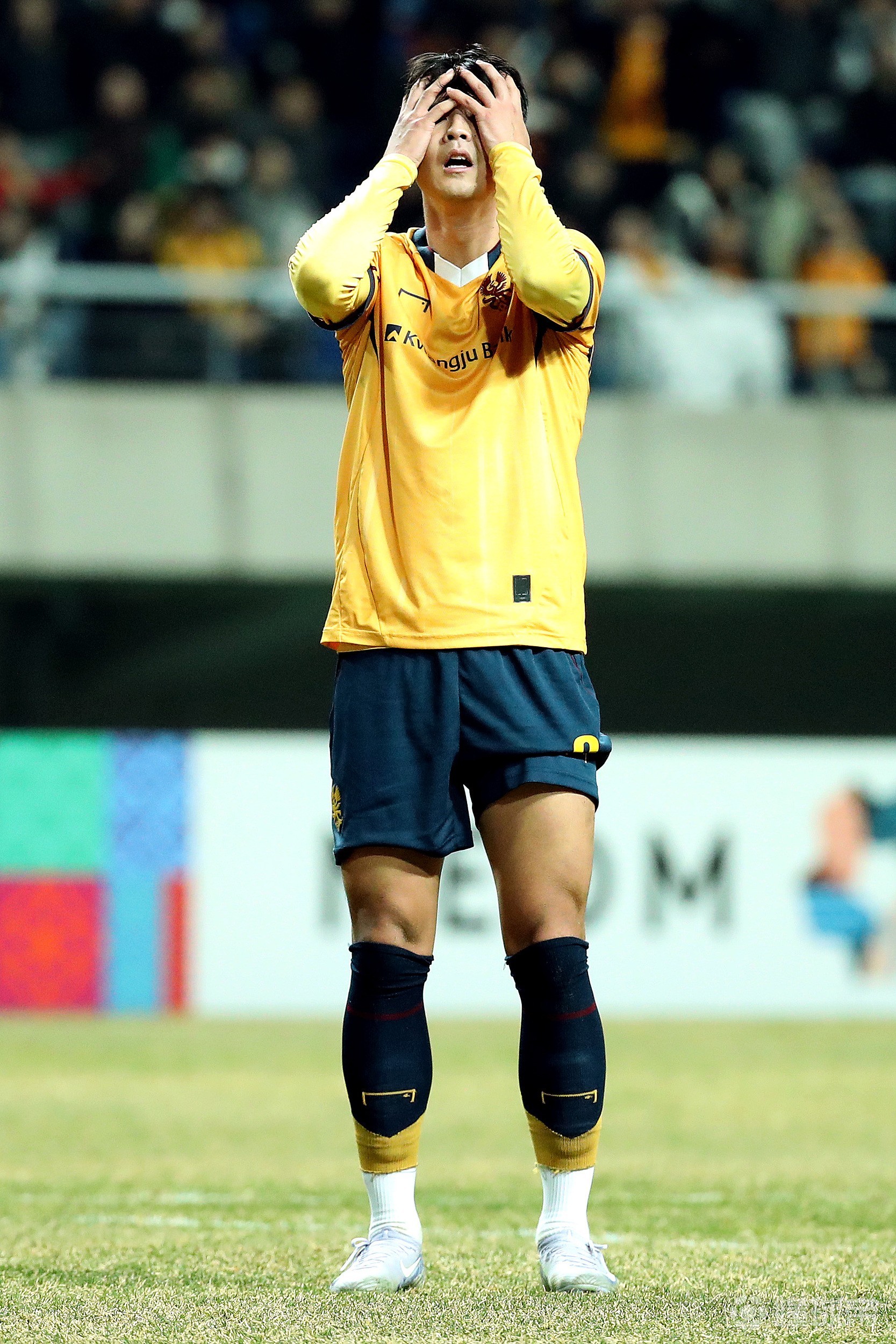 球员奋力冲刺，为胜利贡献力量的简单介绍