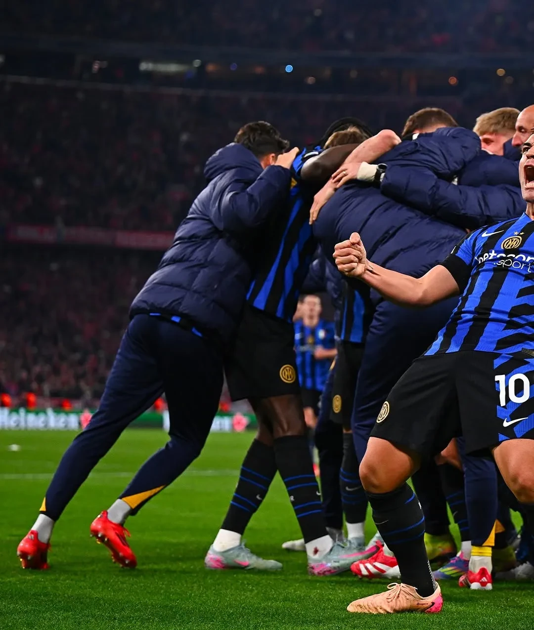 关于拜仁慕尼黑轻松取胜多特蒙德，领跑不可撼动的信息