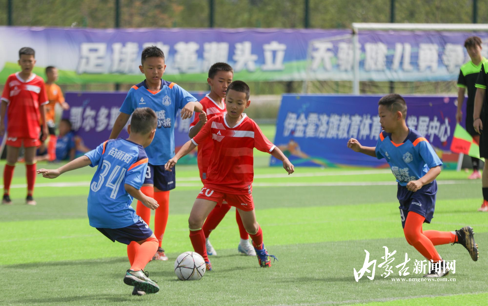 足球比赛现场发生激动人心一幕