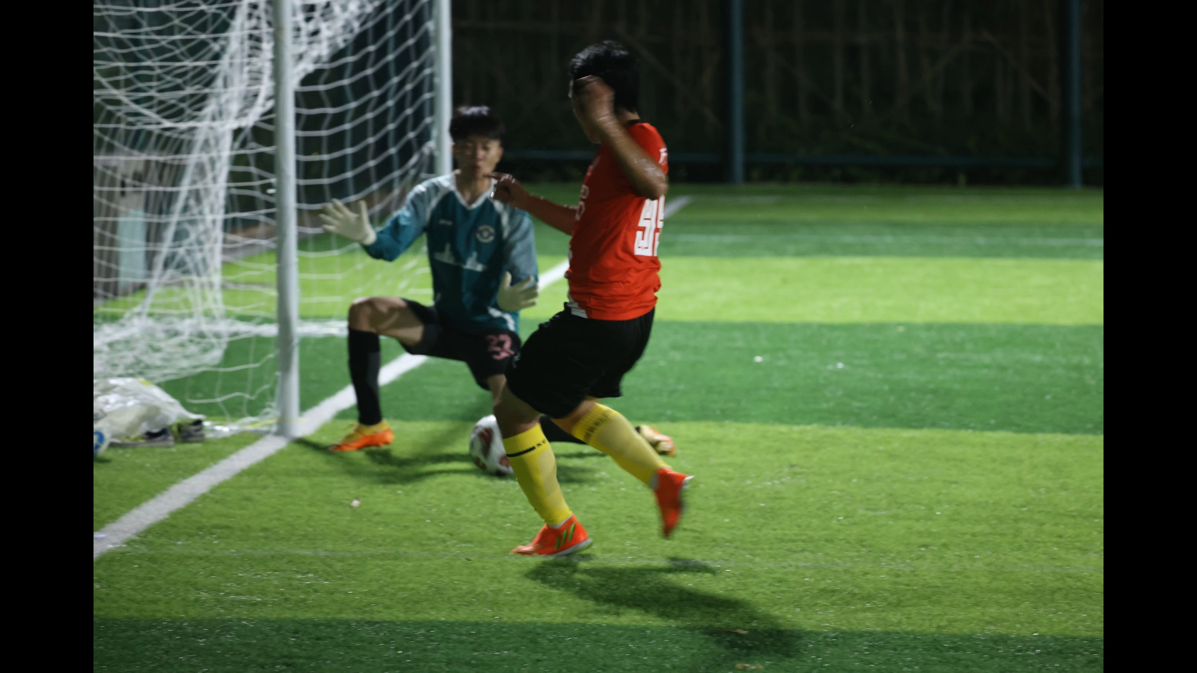 足球比赛现场发生激动人心一幕