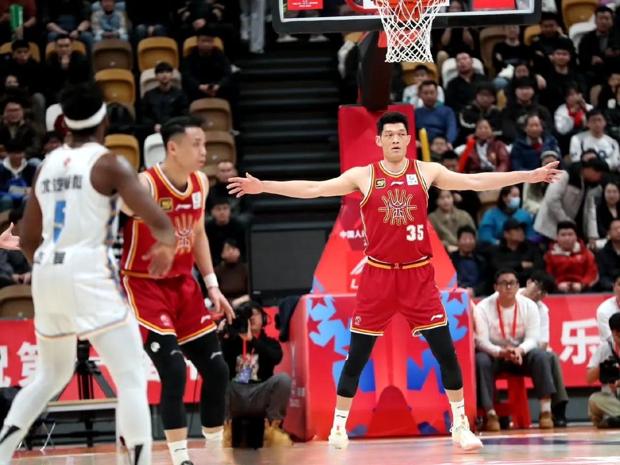 激烈角逐！国内球队成功闯入前四