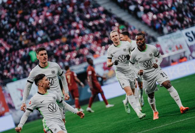 包含沃尔夫斯堡球员火力全开,轻松战胜对手的词条 包含沃尔夫斯堡球员火力全开,轻松战胜对手的词条