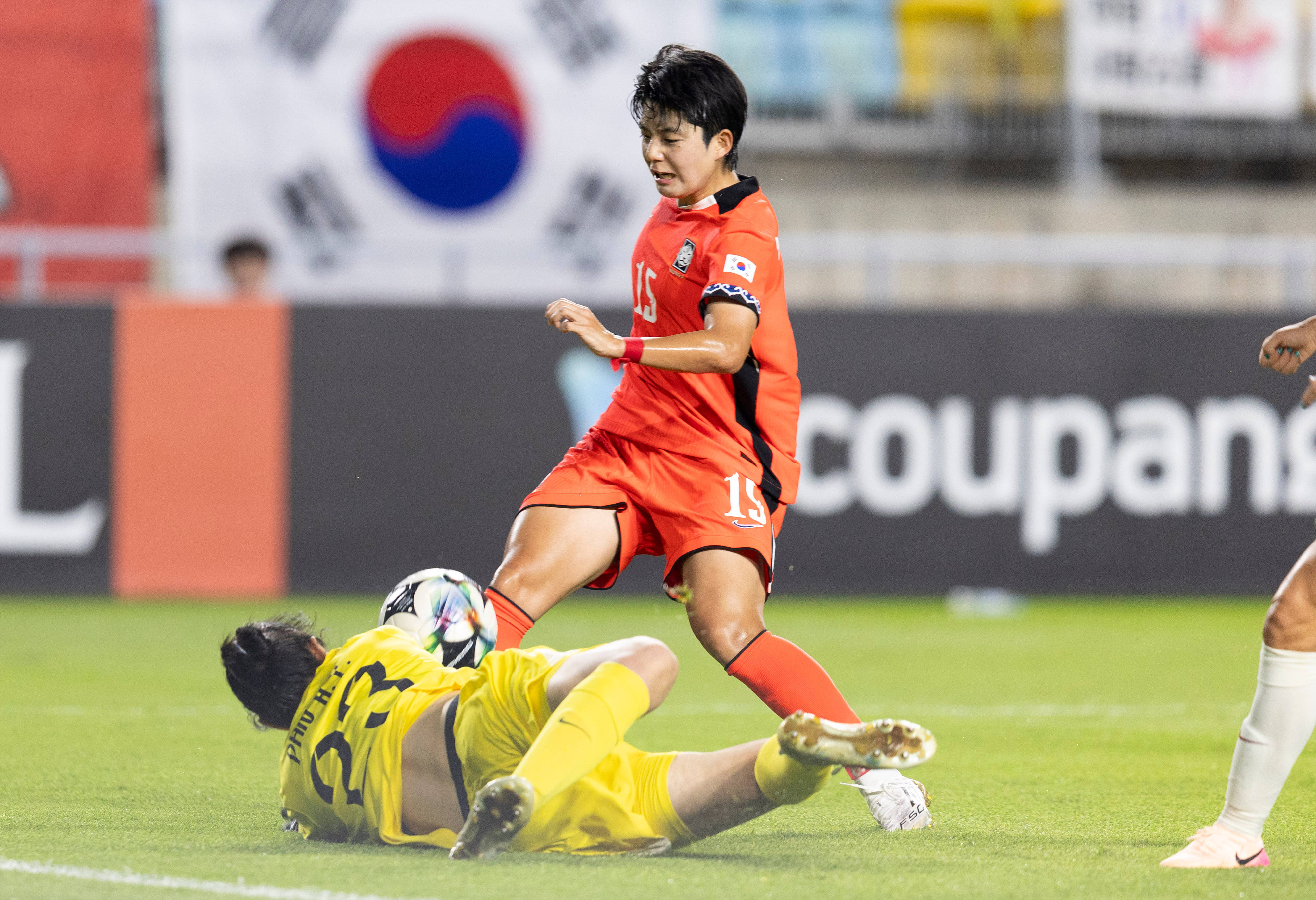 中国女足队员在比赛中展现出色足球技术