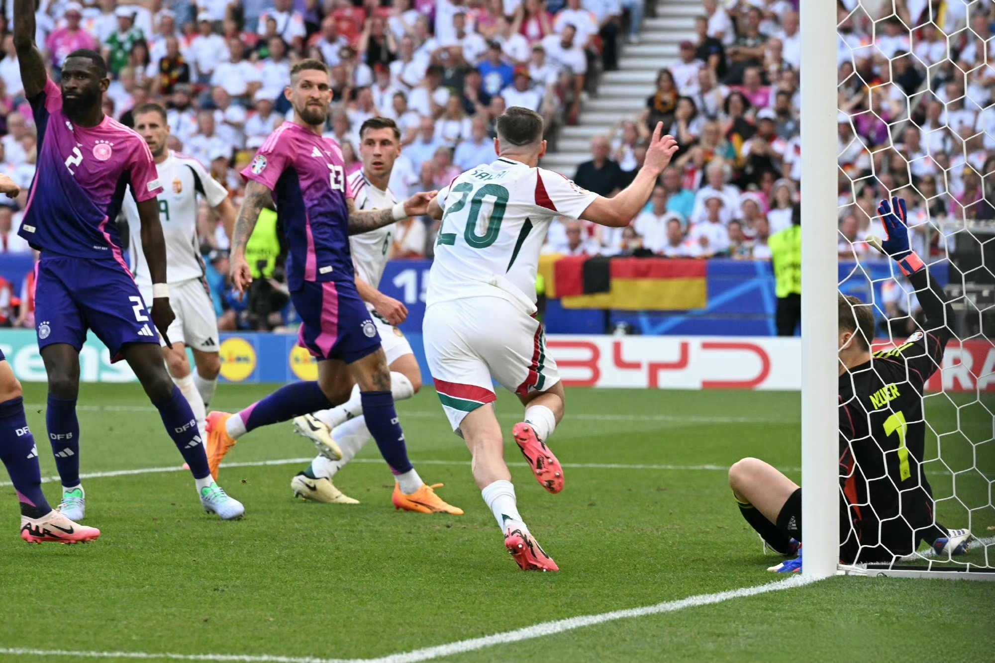 包含美国队在欧锦赛中展现出色表现，击败对手的词条