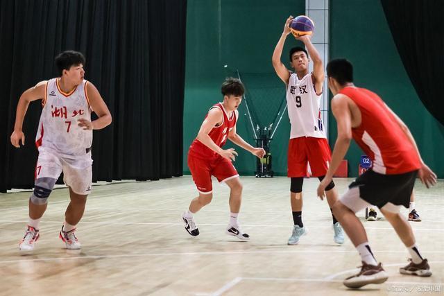 顶尖篮球运动员在比赛中展示出色技术