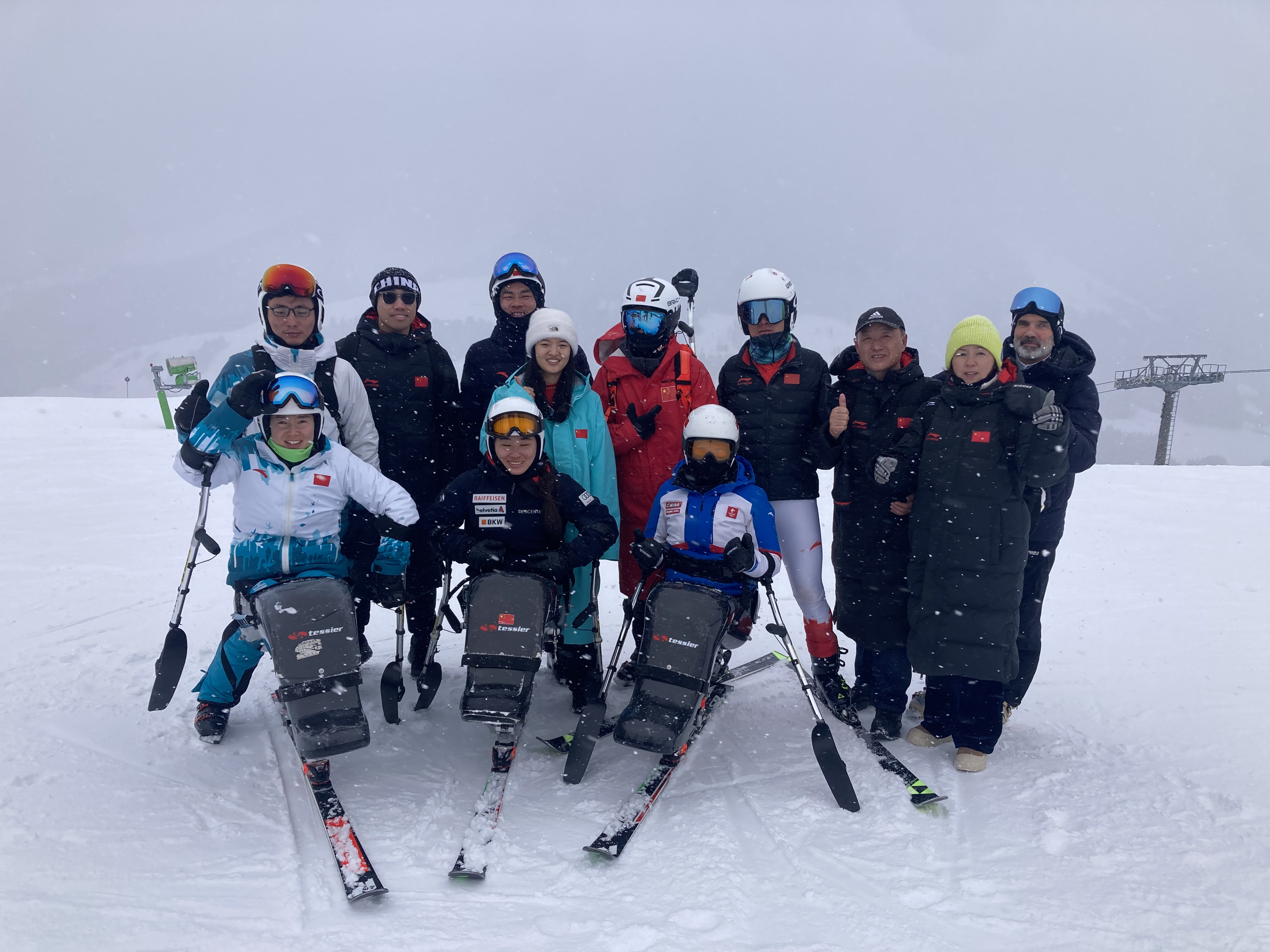 欧洲和北美洲运动员在跨洲比赛中奋勇拼搏