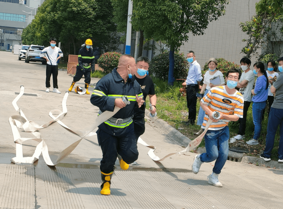 防线坚固：球队备战后防万无一失的简单介绍
