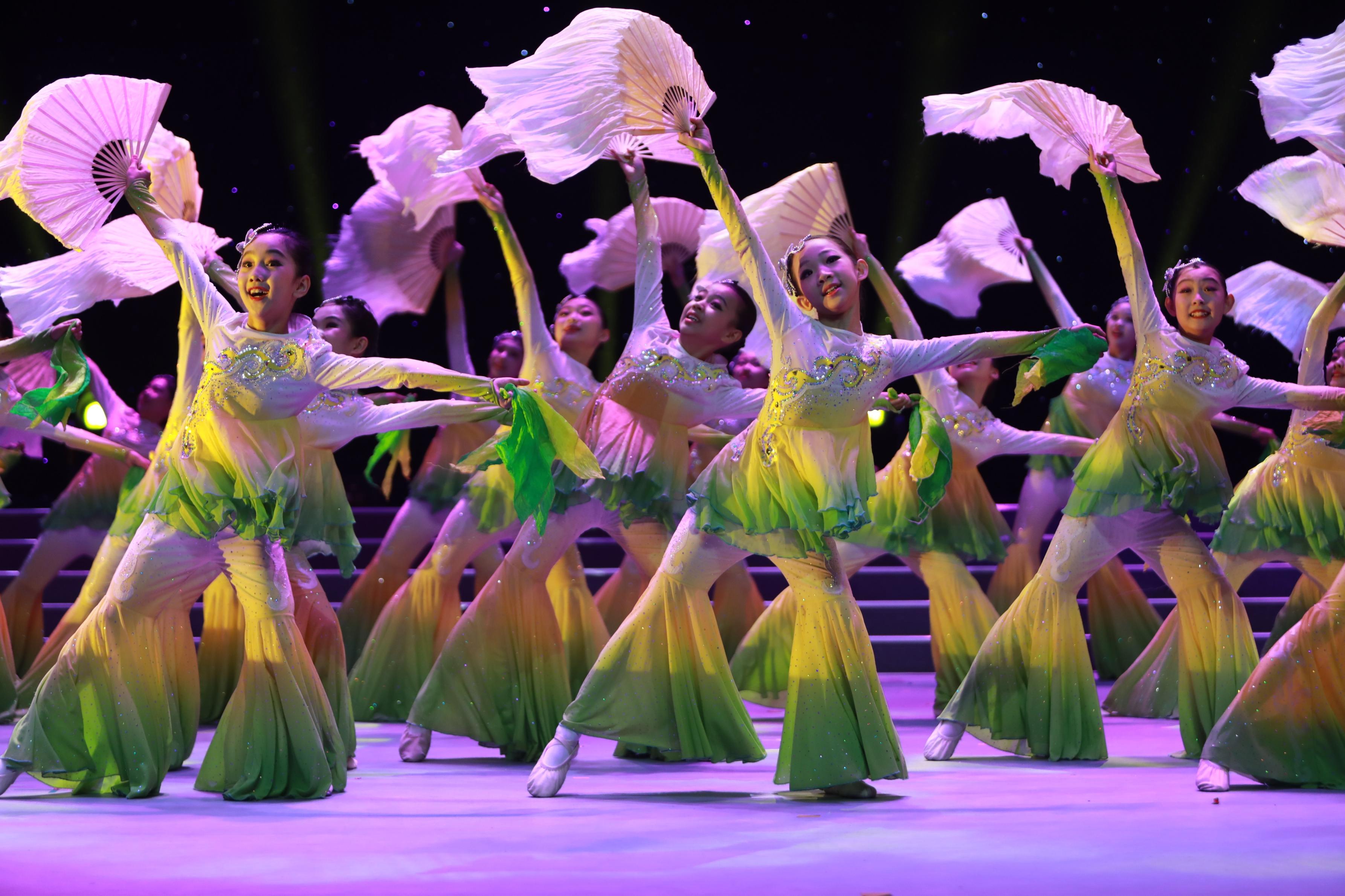 体育艺术表演尽显风采,优美舞蹈引领潮流 体育艺术表演尽显风采,优美舞蹈引领潮流