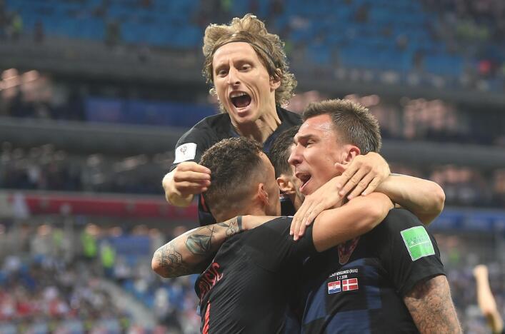 包含竞赛瞬间悬念重重，胜负难分的词条