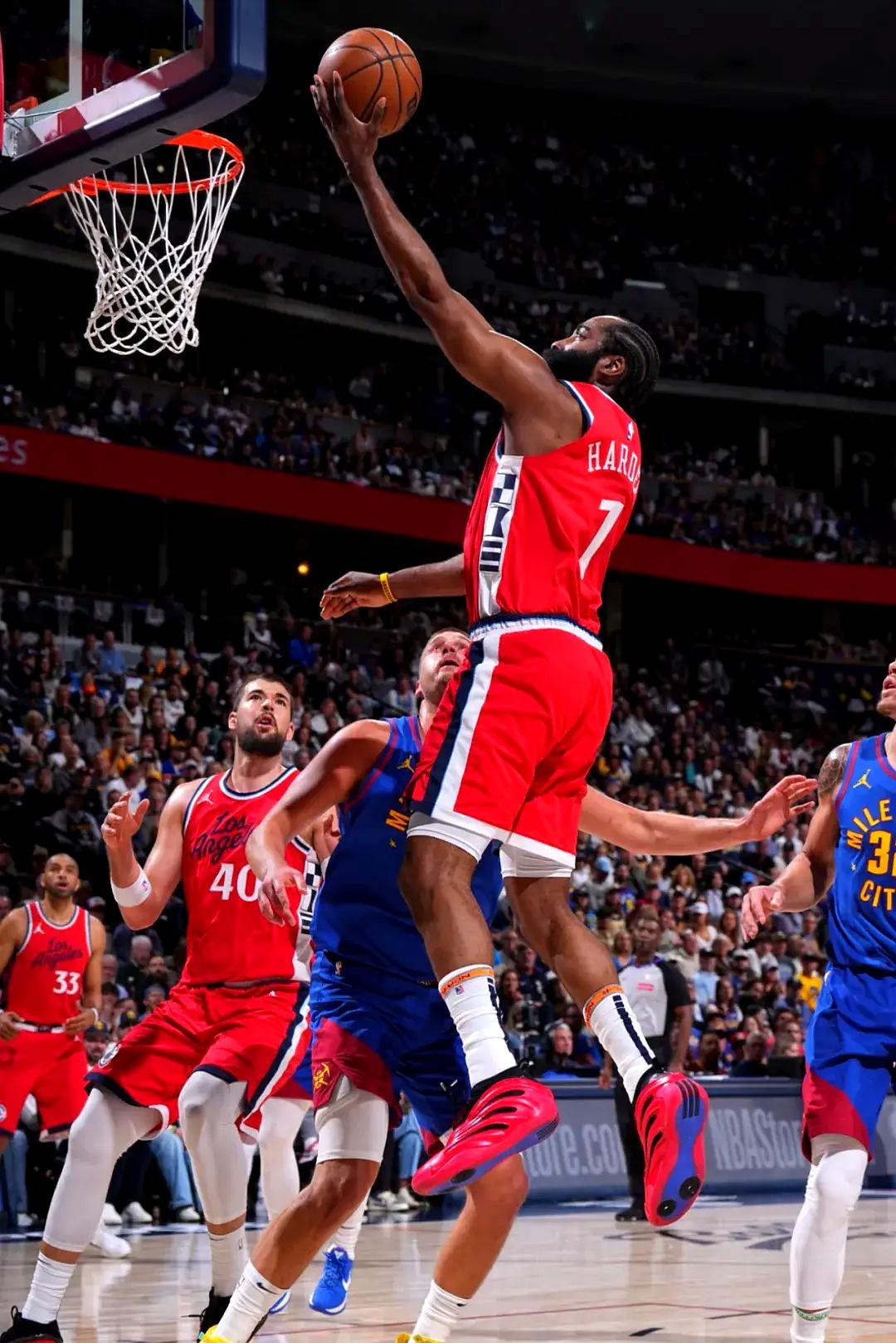 关于照片客场战胜尼克斯，库兹马发威的信息