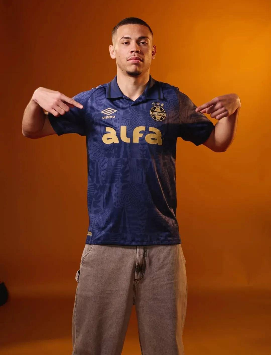 包含格雷米奥队在比赛中获得胜利的词条